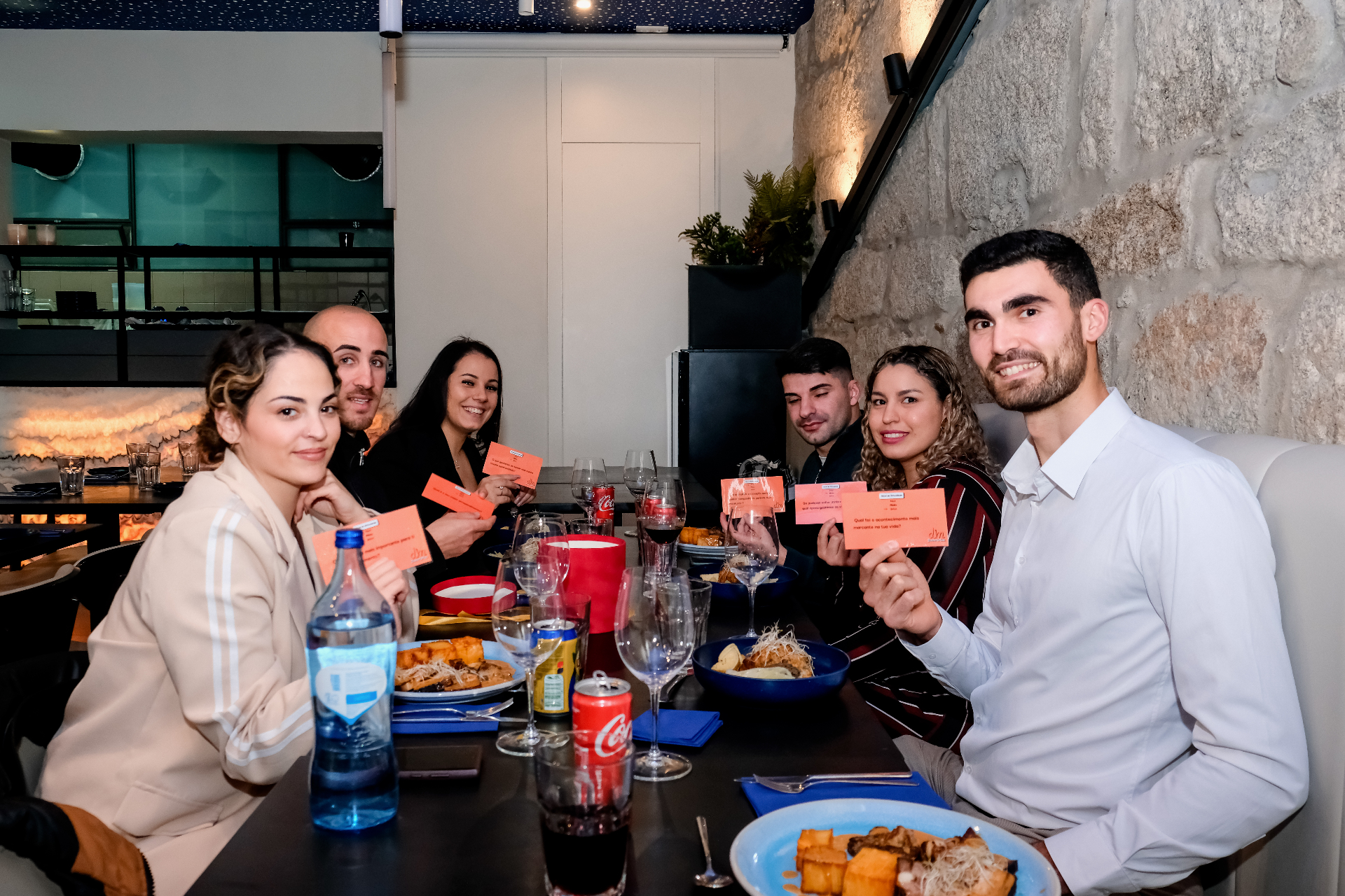 Grupo a jantar num restaurante